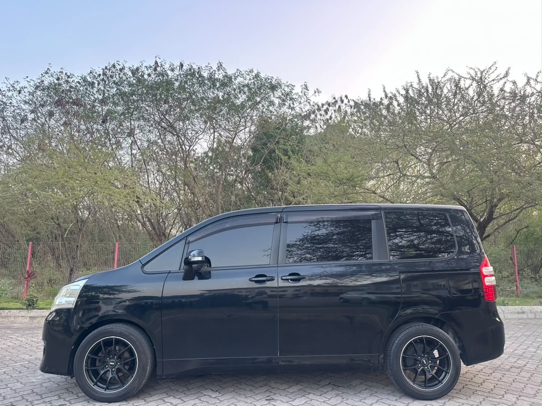 Toyota Noah new thumbnail 11
